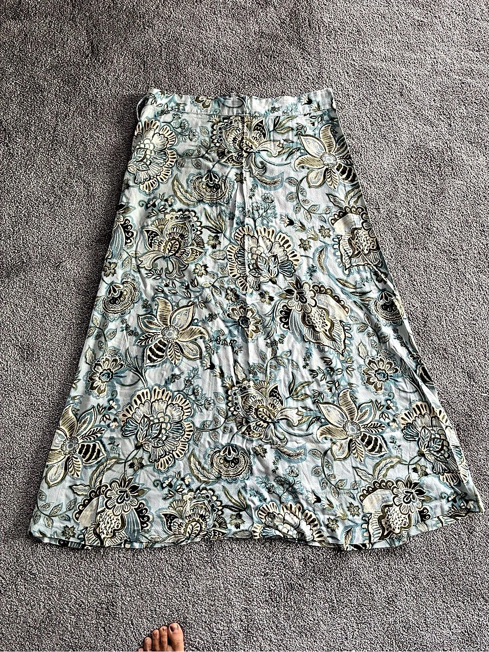 Vince Camuto Floral A-Line Skirt in Blue & Green Size Large Like New